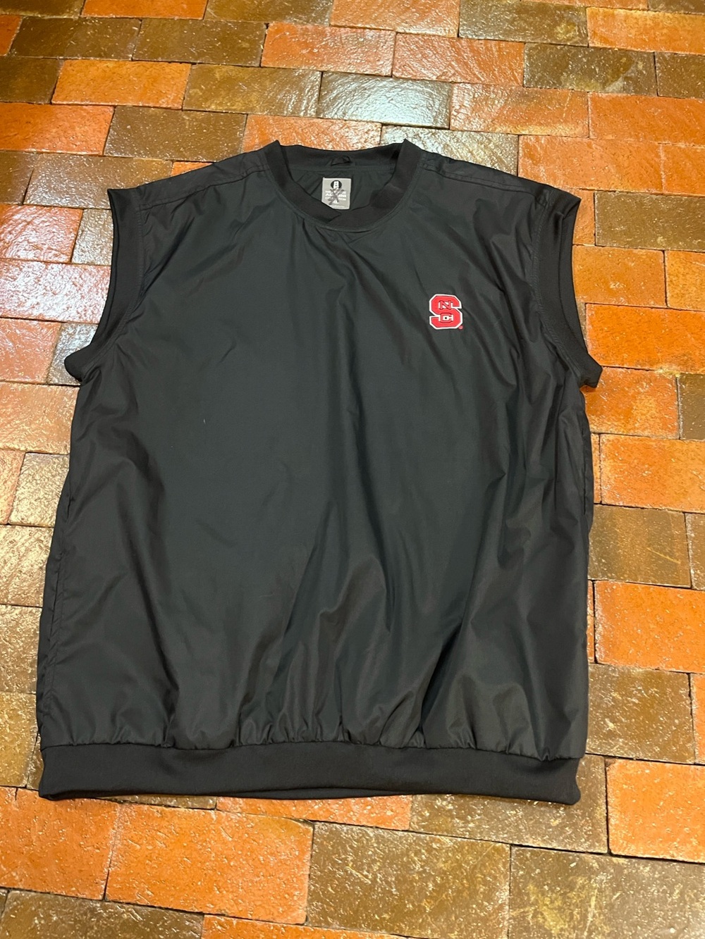 XL Vest North Carolina State Wolfpack emblem on black 3351